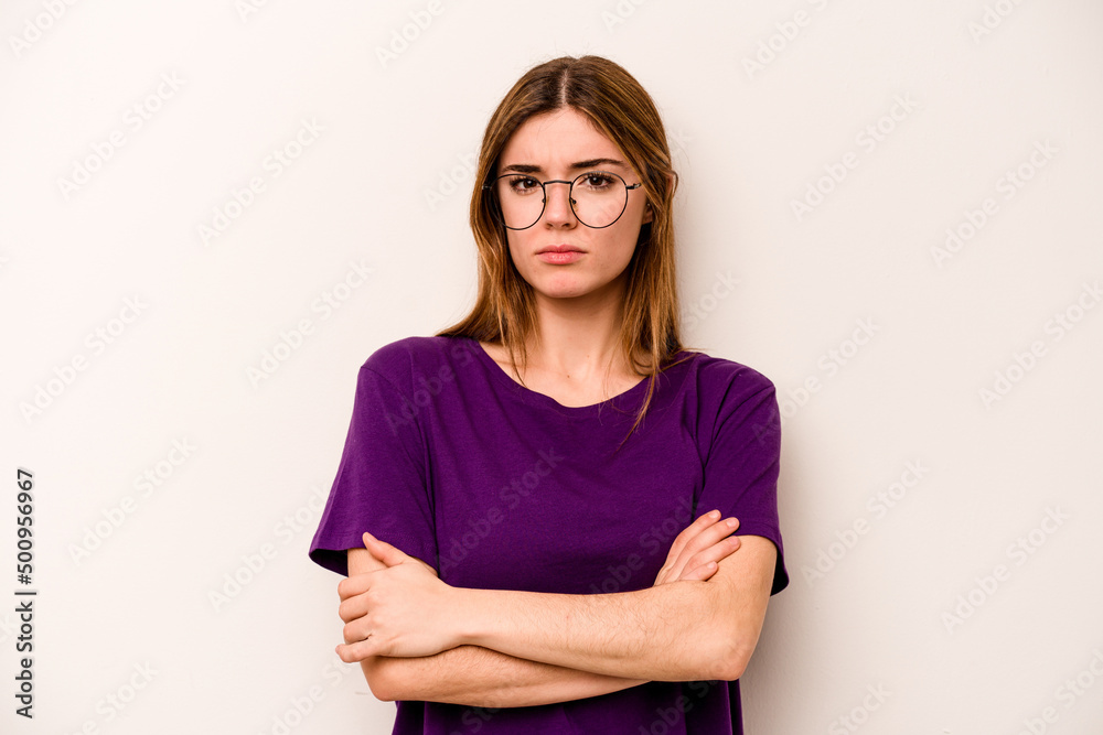 Obraz premium Young caucasian woman isolated on white background suspicious, uncertain, examining you.
