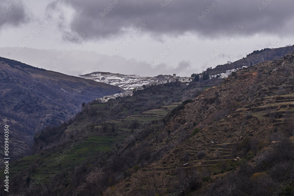 Pueblo en la montaña en Granada