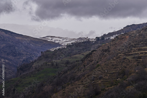 Pueblo en la montaña en Granada