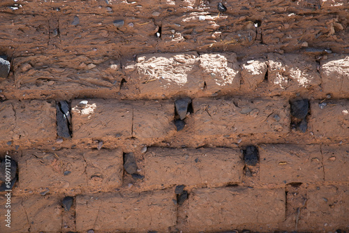 Ladrillos de adobe formando la pared © Juan