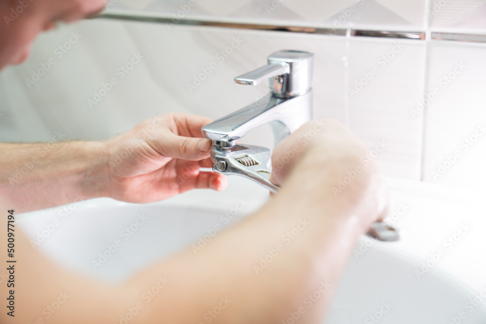 the repairman removes and cleans the Aerator from water stone and rust. the repairman removes and cleans the Aerator from water stone and rust.