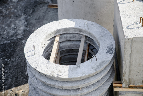 Reinforced concrete ring supporting the well under the hatch.