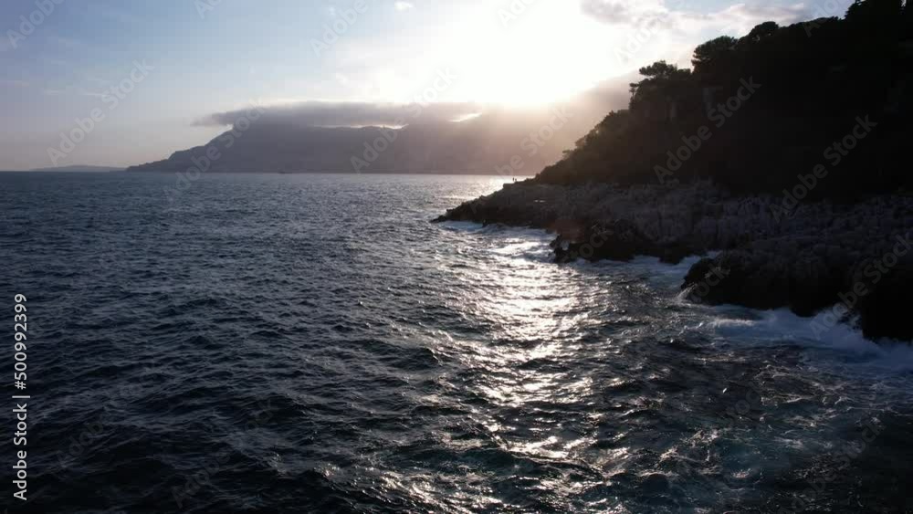 coucher de soleil et mer agitée sur la Méditerranée