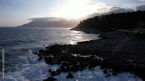 coucher de soleil sur le littoral de Roquebrune-Cap-Martin balayé par des grosses vagues