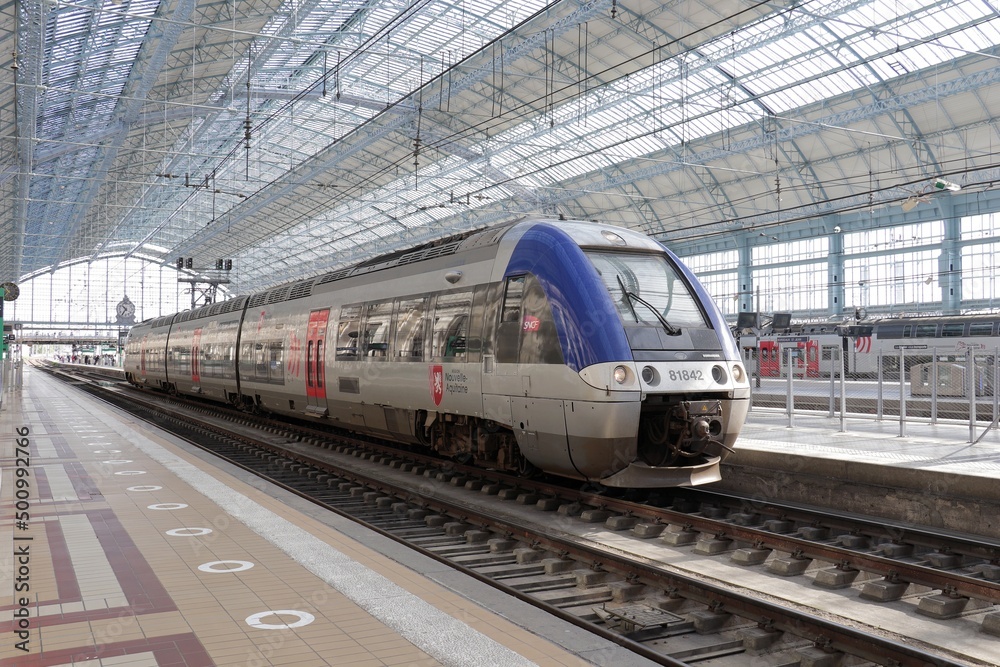 Bordeaux, France, 2022 : train TER de la SNCF et de la région  Nouvelle-Aquitaine à la gare de Bordeaux Saint-Jean Stock Photo | Adobe  Stock