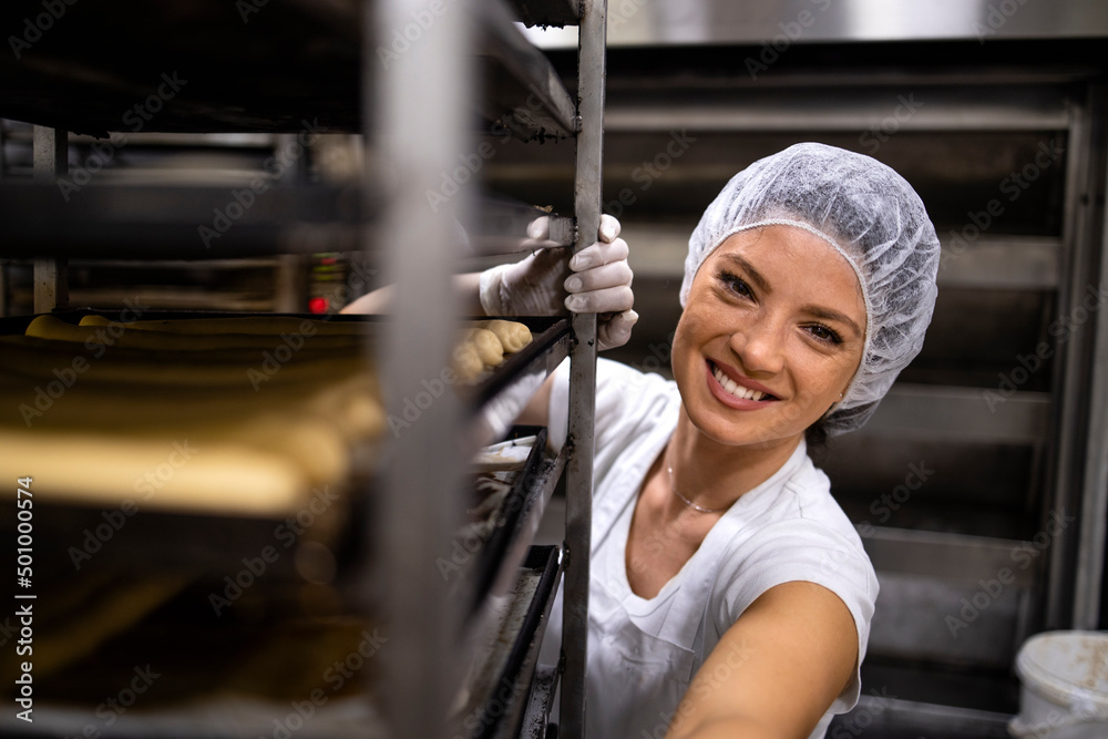 Ταπετσαρία Portrait of female baker in white clean uniform and hairnet preparing bread in bakery production