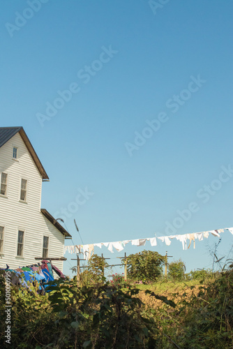 Valokuva Laundry Hanging on the Clothes Line at an Amish House in Holmes County, Ohio