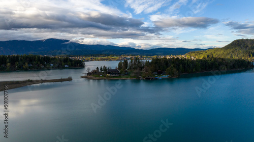 Drohnenaufnahme der Natur nähe des Faaker und des Aichwald Sees in Kärnten Österreich 