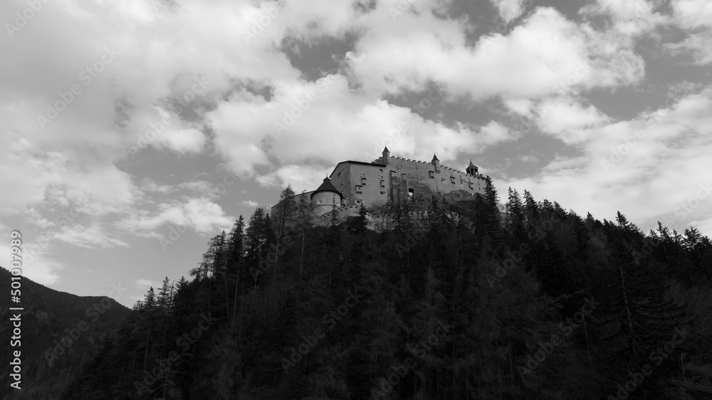 Obraz premium Drohnenaufnahme der Natur nähe der Burg Hohenwerfen in Salzburg