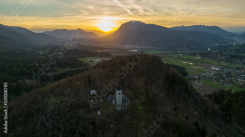 Drohnen Aufnahme der Kanzianibergkirche nähe Villach - Austria - Österreich - Kärnten bei Sonnenuntergang - Beautifule drone shot of a church at sunset