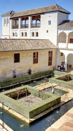 Fototapeta Naklejka Na Ścianę i Meble -  jardins du palais de l'Alhambra et du palais de Generalife en Andalousie au sud de l'Espagne