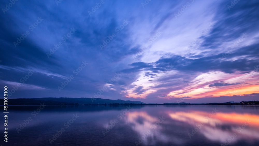 Panorama Sonnenuntergang am Bodensee mit schönen Farben 