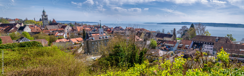 Panoramablick über Überlingen am schönen Bodensee im Frühling mit blauen Himmel Panoramablick über Überlingen am schönen Bodensee im Frühling mit blauen Himmel