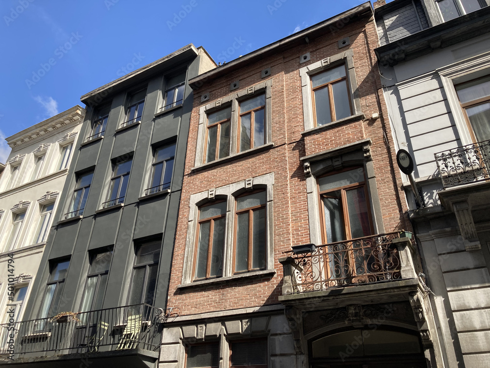 Schöne alte Gebäudefassaden an einem sonnigen Tag in Ixelles, Brüssel, Belgien
