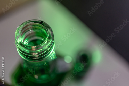 cuello de botella con liquido con tinta verde diluida con acercamiento o close-up