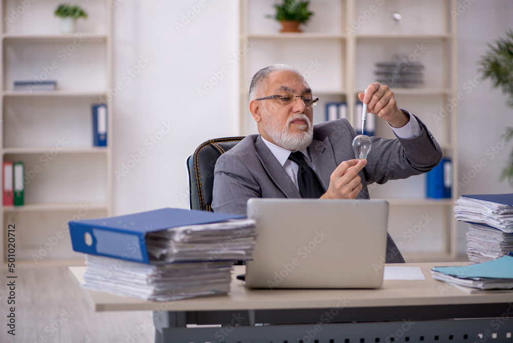 Old male employee in happy idea concept