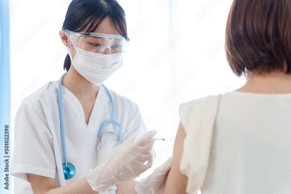 ワクチンを打つ医師 ワクチンを打つ医師