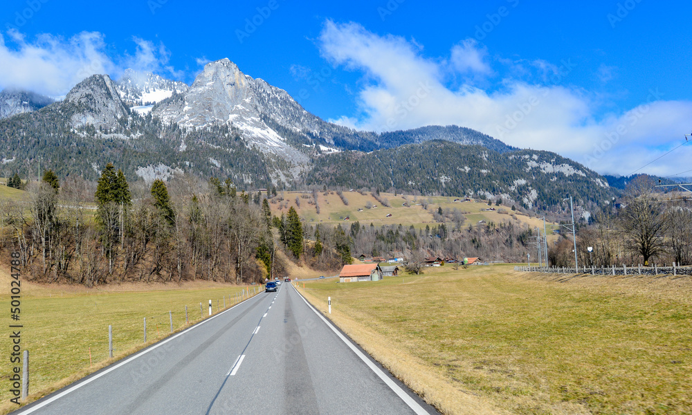 Fototapeta premium Route 11 in Reidenbach-Boltigen, Obersimmental (Kanton Bern, Schweiz)