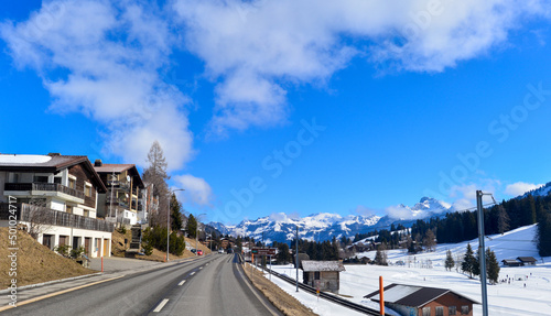 Route 11 bei Saanenmöser im Saanenland (Kanton Bern, Schweiz)
