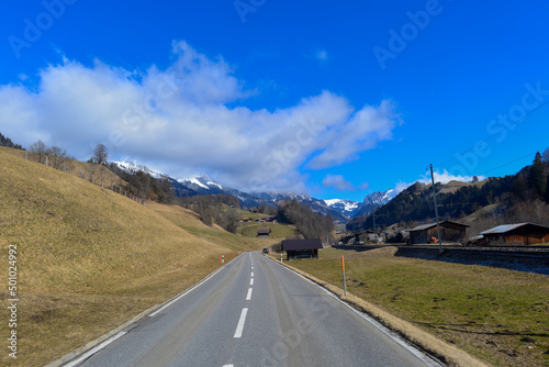 Route 11 in Richtung Boltigen, Obersimmental (Kanton Bern, Schweiz)