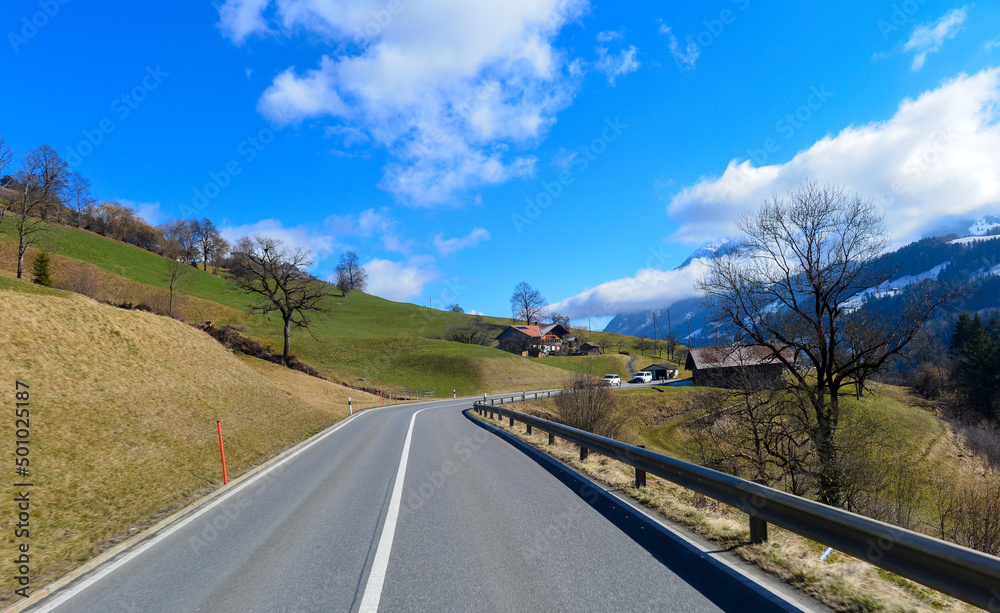 Route 11 Nähe Erlenbach im Simmental im Verwaltungskreis Frutigen-Niedersimmental (Kanton Bern, Schweiz)