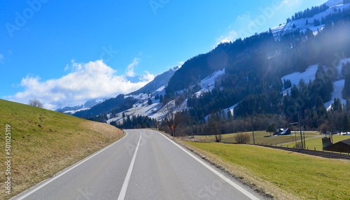 Route 11 Nähe Därstetten im Verwaltungskreis Frutigen-Niedersimmental (Kanton Bern, Schweiz)