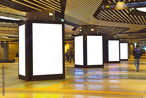 Background of indoor and underground electric billboard advertisement mock-up, 실내와 지하도의 전광판광고 목업배경