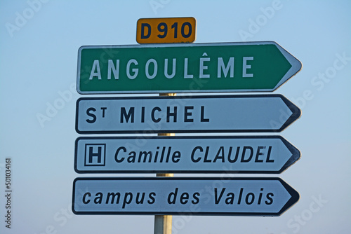 Flèches de directions D21b : vert pour les grandes villes, blanc pour les directions locales. Angoulême, Saint-Michel, hôpital Camille-Claudel, campus des Valois, Charente, Nouvelle-Aquitaine.