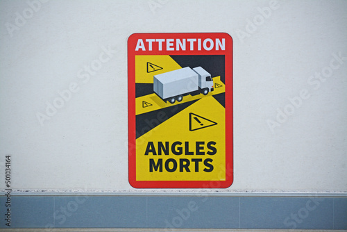 Affiche angles morts fixée sur les grands véhicules de plus de 3,5 tonnes : camions, poids lourds, cars, bus, camping-cars