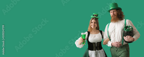 Happy couple drinking beer ...