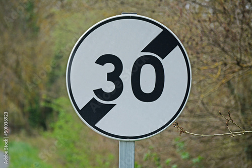 Panneaux annonçant la fin d'un  limite de vitesse à 30 kmh. photo