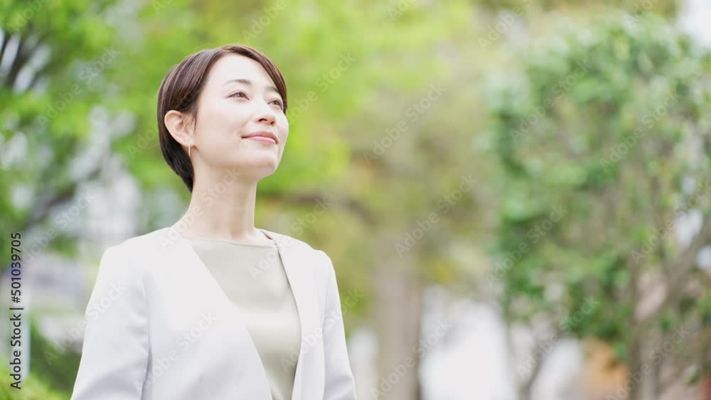 笑顔の若いビジネスウーマン 笑顔の若いビジネスウーマン