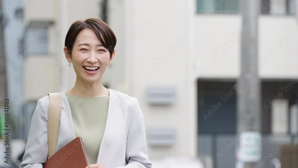 笑顔の若いビジネスウーマン 笑顔の若いビジネスウーマン