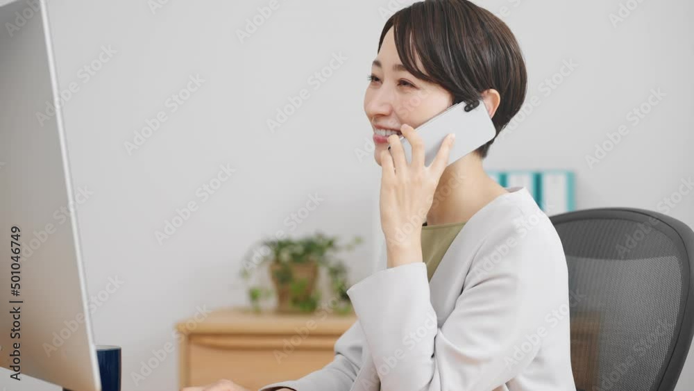 笑顔で通話をする若いビジネスウーマン 笑顔で通話をする若いビジネスウーマン