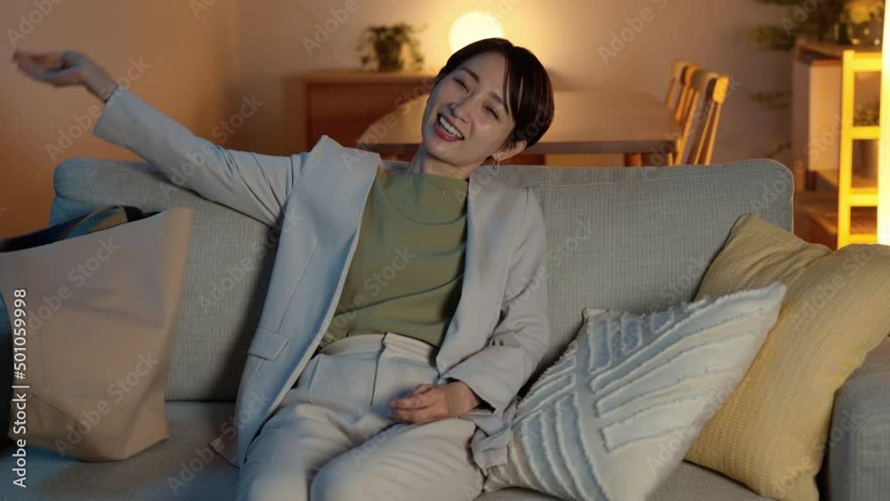 仕事から帰ってきた若い女性 仕事から帰ってきた若い女性