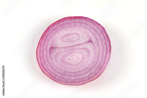 red onion, sliced into rings, close-up on white background It is a vegetable that can be eaten raw, top view.