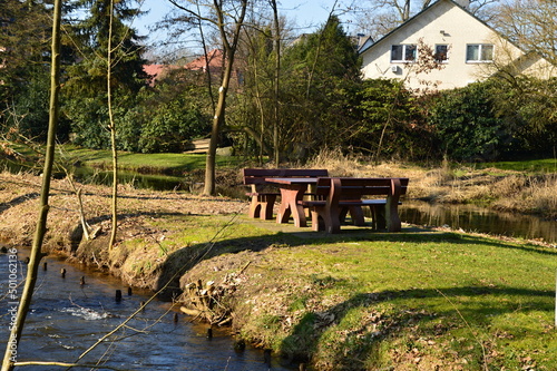 Park im Frühling am Fluss Örtze im Dorf Müden, Niedersachsen