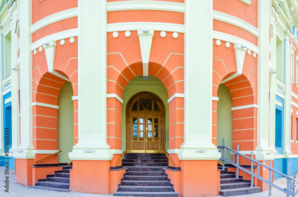 Fototapeta premium The entrance to an old mansion with columns.