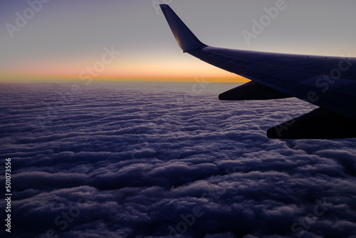 Ala de avión sobrevolando mar de nubes