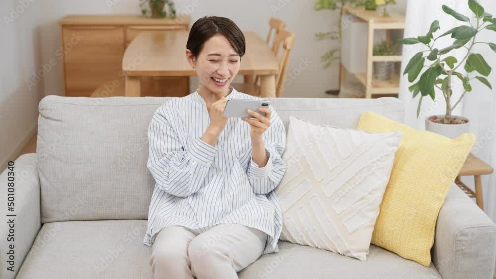 スマートフォンを操作する若い女性 スマートフォンを操作する若い女性
