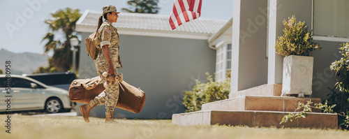 Fotografi Courageous military mom returning home from the army