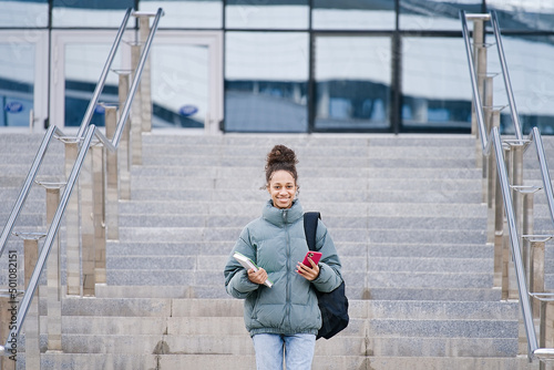 Φωτογραφία Portrait African american teenage student girl happy going to college or school