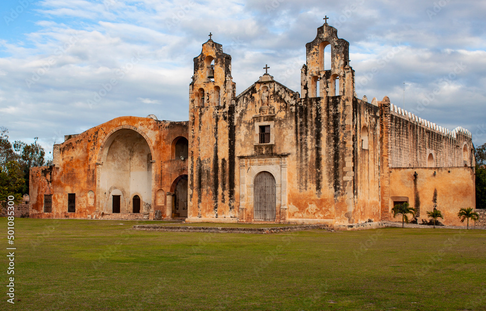 Obraz premium Exterior view of the historical Church and Convent of San Miguel Arcangel in Maní, in the central region of the Yucatan Peninsula, in the Mexican state of Yucatán, Mexico. It was built in 1549.