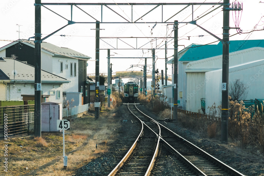 田舎の駅に電車が到着