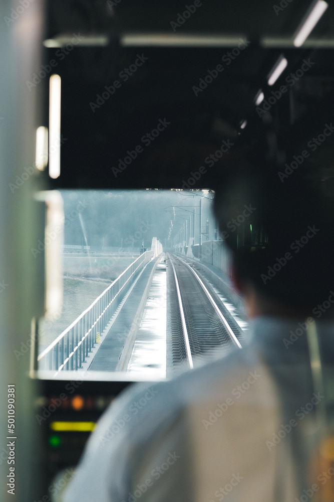 車窓から見える線路と運転手