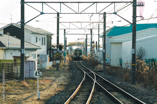 Obraz na płótnie 田舎の駅に電車が到着 w salonie