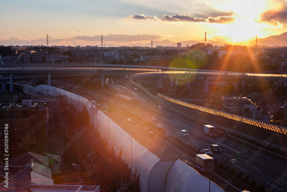 夕日と高速道路