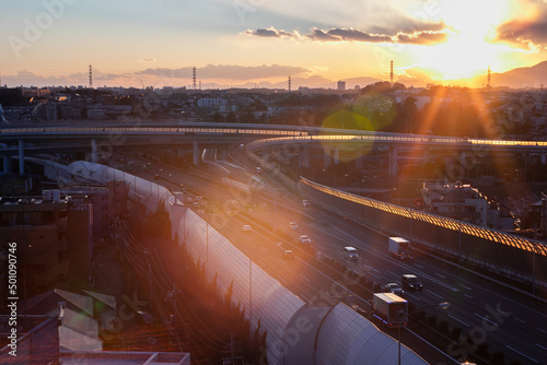 Obraz na płótnie 夕日と高速道路 w salonie
