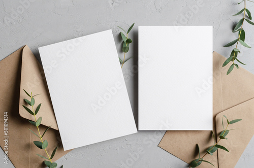 Foto Iinvitation card mockup with envelopes and eucalyptus twigs, front and back side