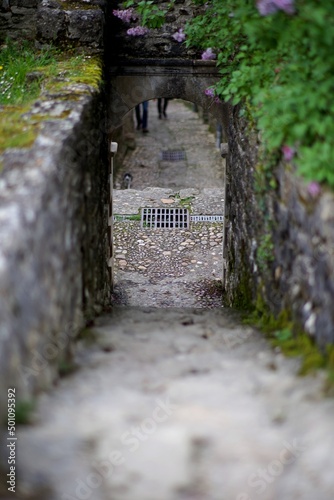 Escalier ruelle ancien village en pierre - Voyage chemin route